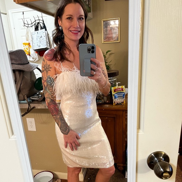 White sequined/feathers cocktail dress size 2 - Picture 2 of 2